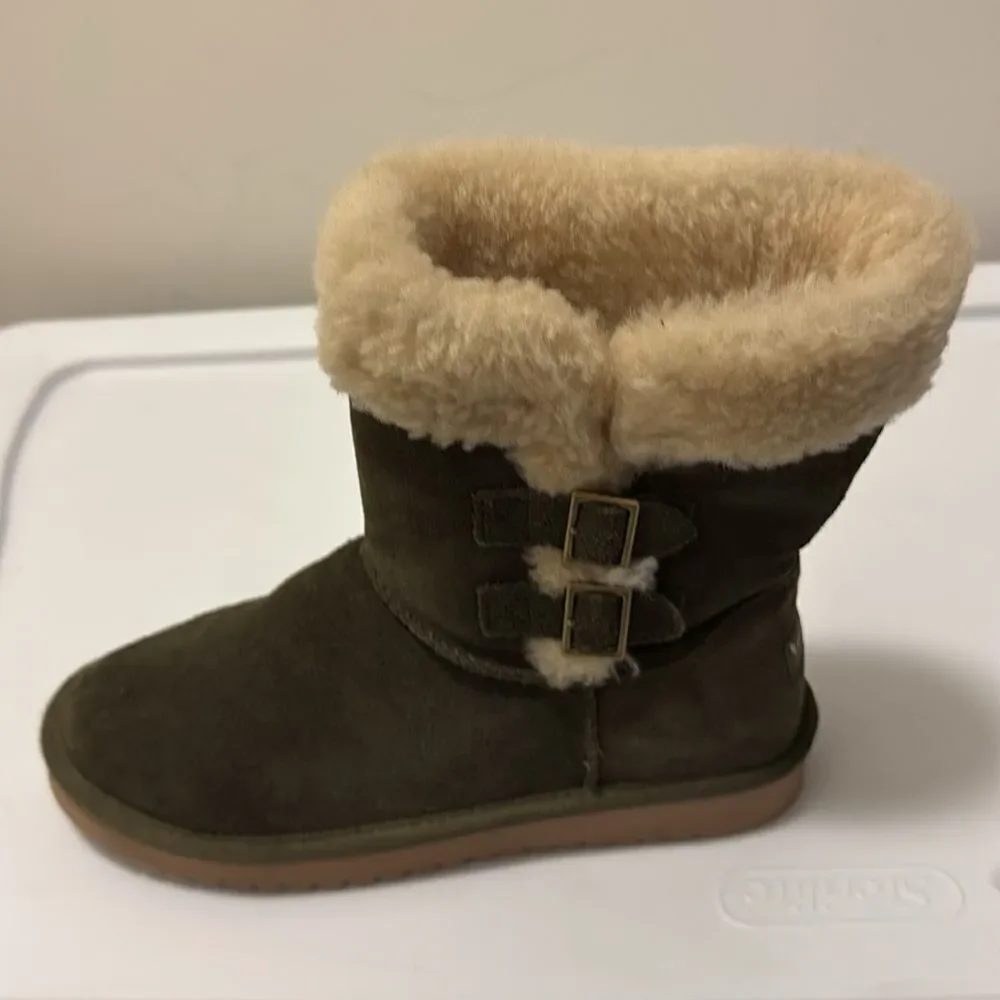Kookaburra by Ugg Sulana Olive Night Suede Sheepskin Short boot. Size 7.
